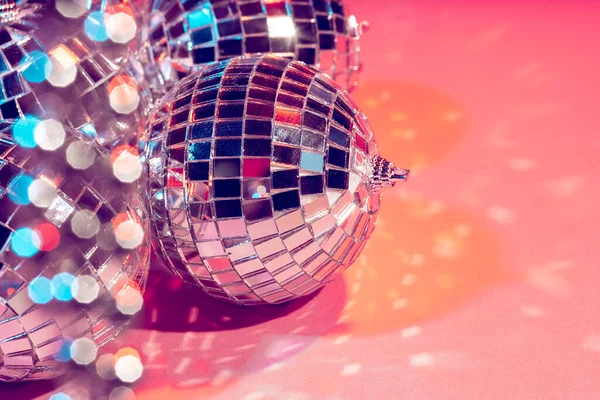 Boule de boule disco sur fond rose. concept de parti — Photo