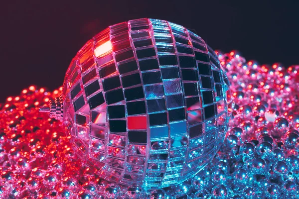 Fond de fête disco brillant avec des boules miroir réfléchissant la lumière — Photo