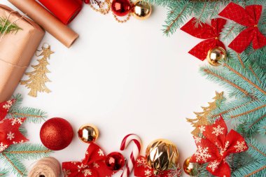 Çalışma alanı mutlu noel dekorasyonları düz konum