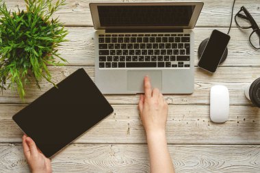 Kadın el ile Düz döşenme ofis masası Çalışma Alanı, dizüstü üst görünümü