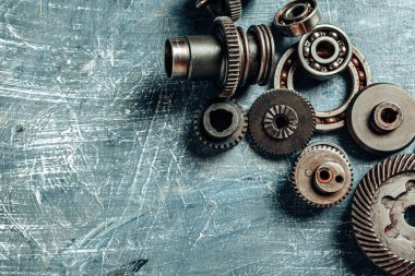 Eski paslı araba parçalarının üst görünümü