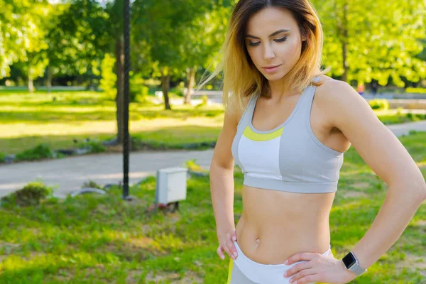 Retrato de cerca de la joven hermosa mujer del deporte en el parque de verano — Foto de Stock