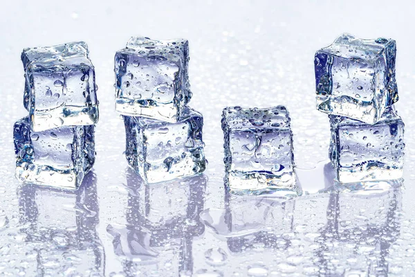 Cubitos de hielo sobre fondo azul — Foto de Stock