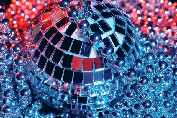 Party světla disco zrcadlo koule na černém pozadí — Stock fotografie