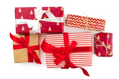 Beyaz arka planda noel hediyelerinin en üst görüntüsü