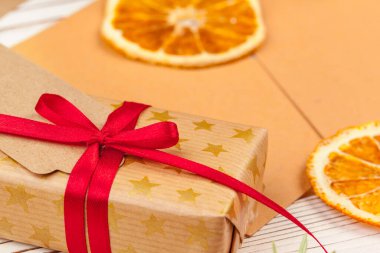 Tahtadaki Noel dekorunun detaylarını yakından çek