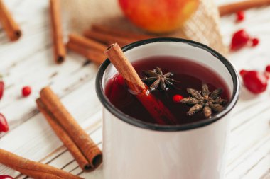 Noel sıcak şarabını kırsal bardakta yakın.