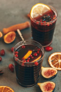 Masanın üzerinde bir bardak parlak şarapla kompozisyon.