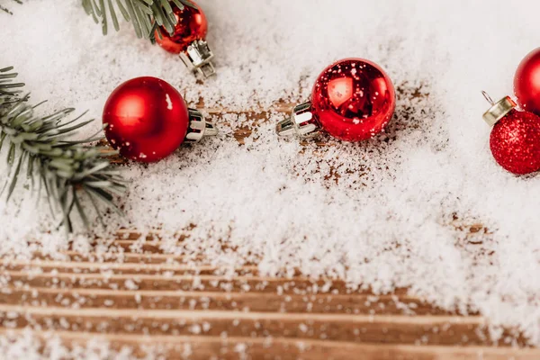 Bola de Navidad en la mesa de madera nevada. Concepto de Navidad —  Fotos de Stock