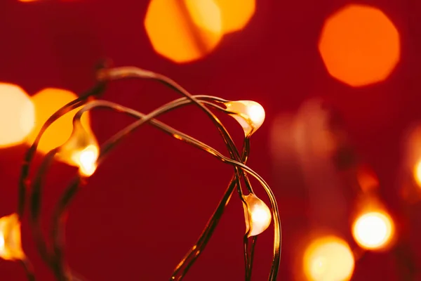 Fundo vermelho com luzes iluminadas de guirlanda — Fotografia de Stock