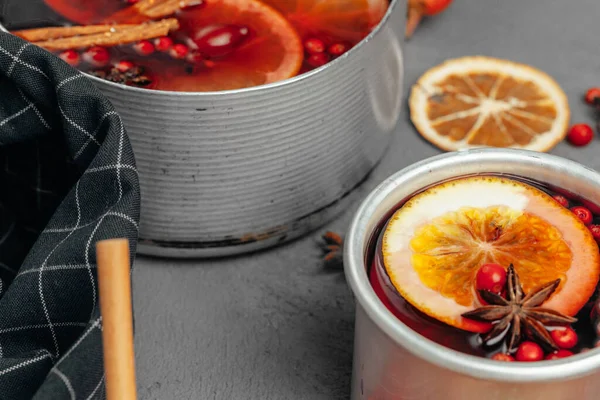 회색상에 놓인 양념과 딸기와 혼합 된 포도주 잔의 뚜껑을 닫는다 — 스톡 사진