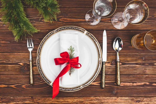 Mesa de madera marrón con hermoso ajuste de mesa de Navidad — Foto de Stock