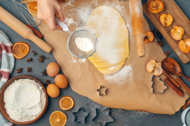 Kadınların elleri kurabiyelere hamur hazırlıyor.