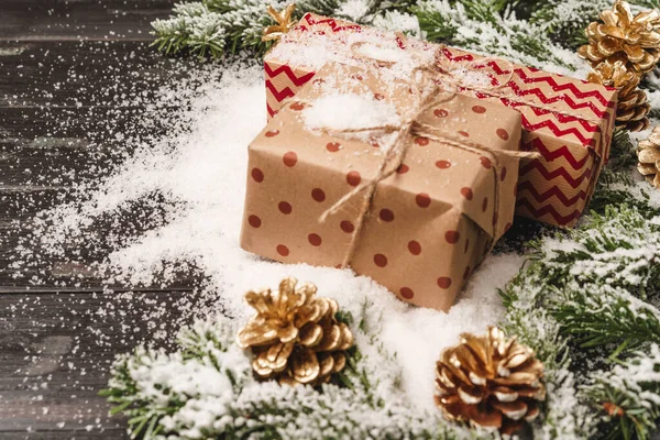 Прекрасний різдвяний подарунок зі сніжними святами на столі — стокове фото