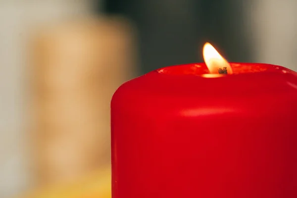 Vela de Navidad ardiendo de cerca en la mesa de madera — Foto de Stock