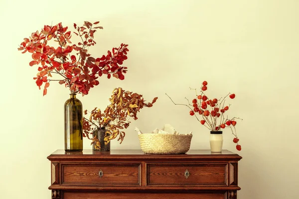 나무 탁자 위에 마른 꽃다발을 얹은 가을 내부 장식 — 스톡 사진