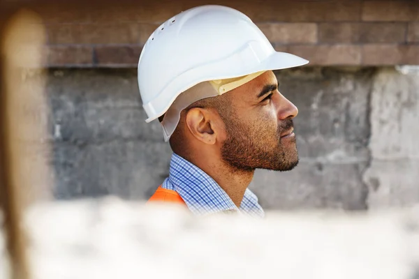 Porträtt av ung byggingenjör i hatt — Stockfoto