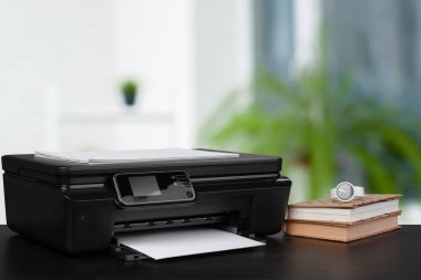 Bulanık arkaplana karşı kitap yığını ve ev yazıcısı