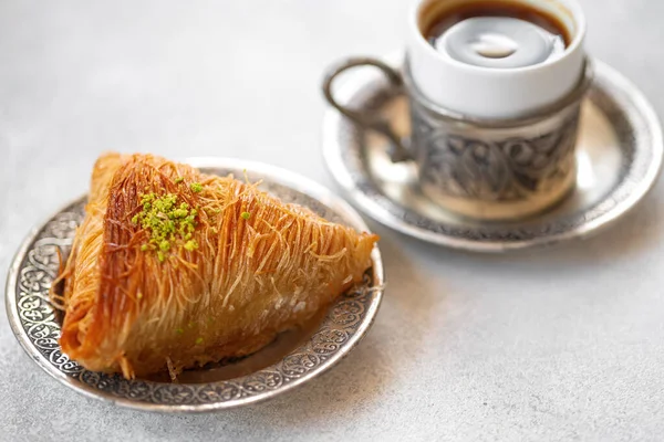 Petite tasse de café turc et de baklava turque — Photo