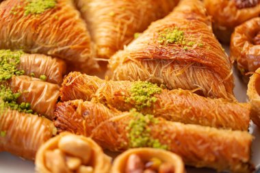 Bir otel büfesinde enfes bir baklava yakın çekim