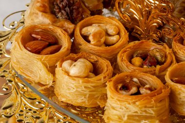 Kek standında çeşitli Türk tatlıları servis ediliyor