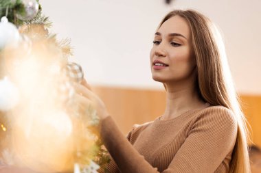 Noel ağacı süsleyen süveterli kadının yakın çekimi