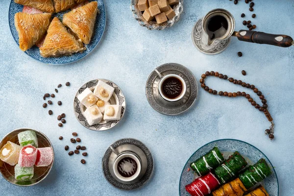 Краєвид турецьких солодощів і турецької кави на світло-синьому тлі — стокове фото
