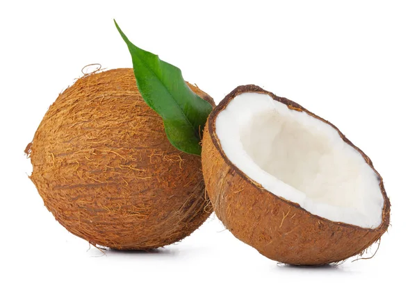 Pęknięty kokos z liśćmi wyizolowanymi na białym tle — Zdjęcie stockowe