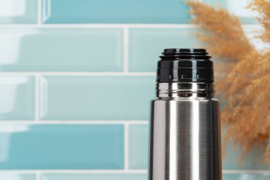 Alüminyum metal termos şişesi. Kapatın.