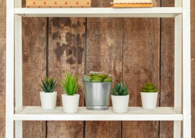 Grunge ahşap duvara karşı beyaz kitaplığı kapat