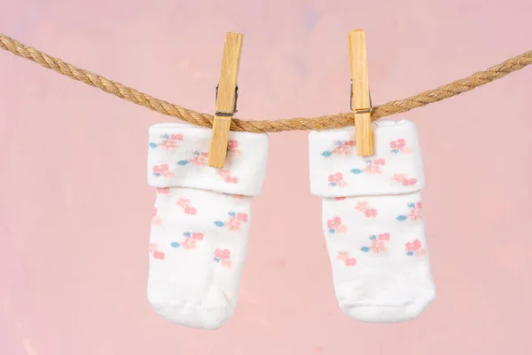 婴儿袜子在晾衣绳上。洗婴儿用品 — 图库照片