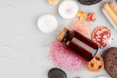 Kozmetik şişeleri ve spa dekorasyonlarıyla harika bir kompozisyon.