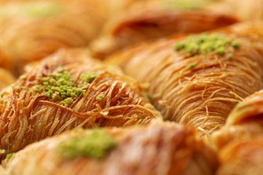Türk Baklava tatlısını bal ve fındıkla kapat.