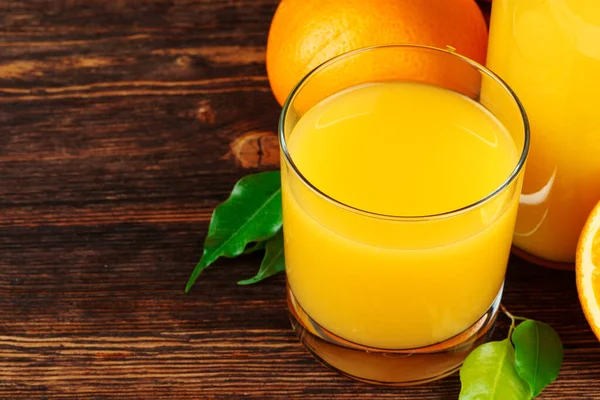 Bodegón de jugo de naranja de cerca — Foto de Stock