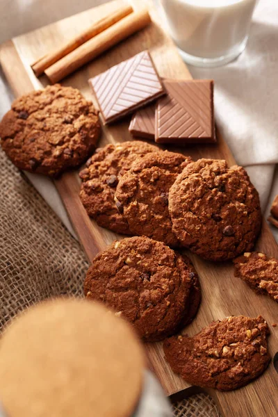 Biscoitos crocantes de chocolate com copo de leite de perto — Fotografia de Stock