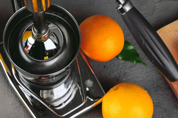 Orange juicer apparatus on kitchen table close up — Stock Photo, Image