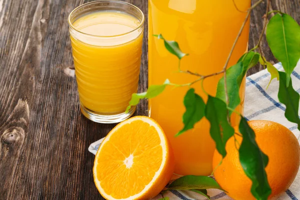 Vaso de jugo de naranja en la mesa de madera de cerca — Foto de Stock