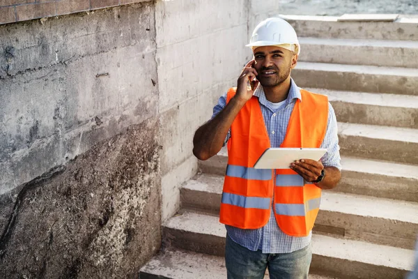 Porträtt av ung byggingenjör i hatt — Stockfoto