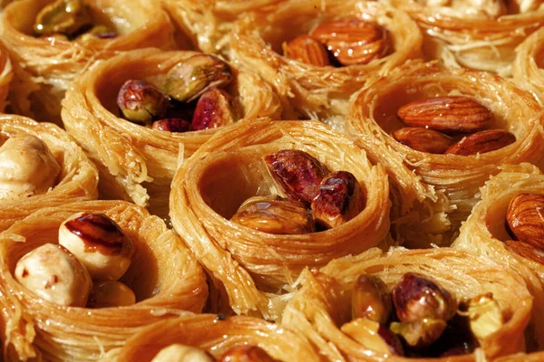 Contexte du dessert arabe traditionnel Baklava au miel et aux noix — Photo