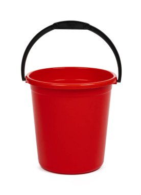Beyaz arka planda boş kırmızı plastik ev kovası