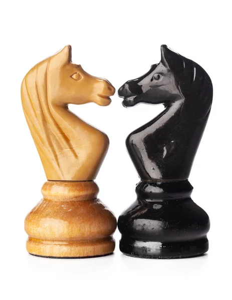 Dřevěné šachové figurky zblízka izolované na bílé — Stock fotografie