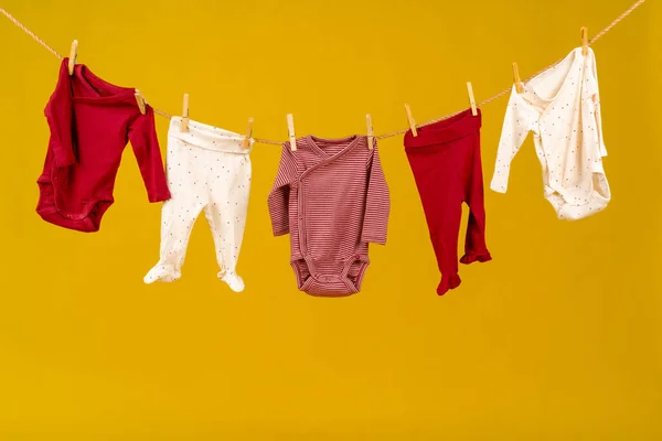 Waslijn met vastgepind baby kleding close-up — Stockfoto