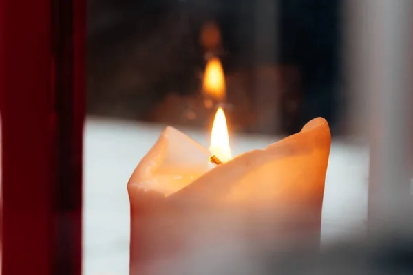 Decoración interior con velas de Navidad rojas y blancas — Foto de Stock