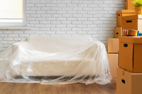 部屋の中にソファと段ボール箱のスタックパック。移動概念 — ストック写真