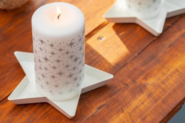 Kırmızı ve beyaz Noel mumlarıyla iç dekorasyon.