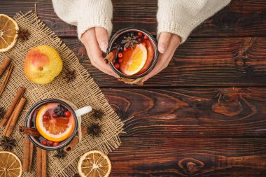 Kadınların elinde sıcak şarap var. Yaklaş.