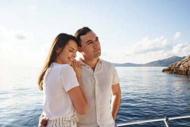 Yaz tatilinde yatta mutlu bir çift.