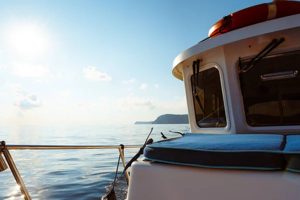 Pont de yacht blanc naviguant en pleine mer au coucher du soleil — Photo