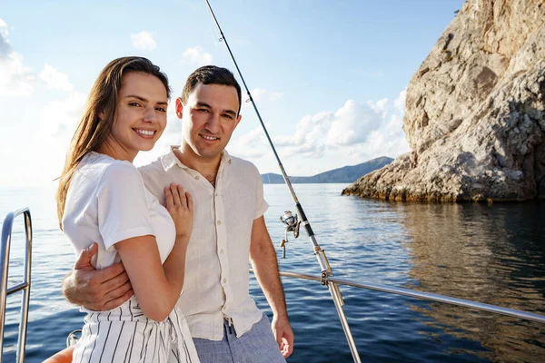 Casal feliz em um iate no verão em férias românticas — Fotografia de Stock