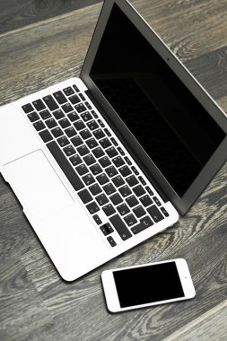 Ahşap masa üstünde laptop